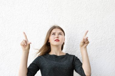 Yakışıklı erkek açık havada poz