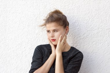 Kırmızı dudaklar ile genç düşünceli erkek