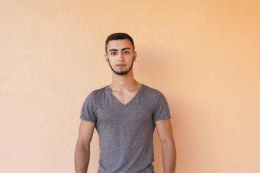 Yakışıklı görünümü ile kas adam