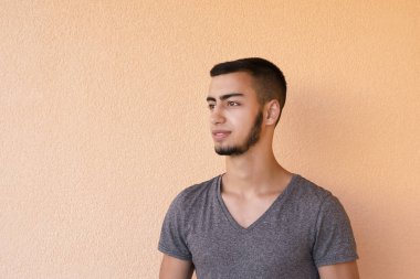 Dışarıda yakışıklı güçlü adam