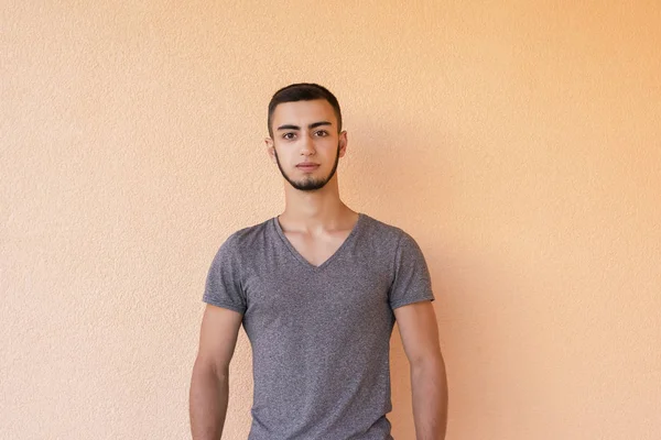 Yakışıklı görünümü ile kas adam