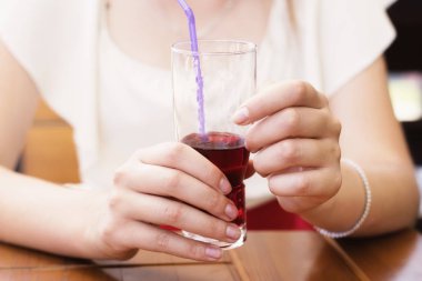 Sarışın bir kadın içki smoothies.