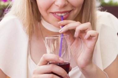 Sarışın bir kadın içki smoothies.