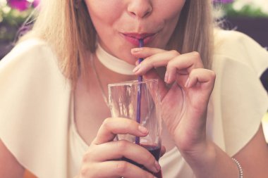 Sarışın bir kadın içki smoothies.