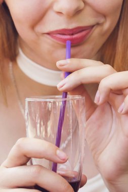 Sarışın bir kadın içki smoothies.