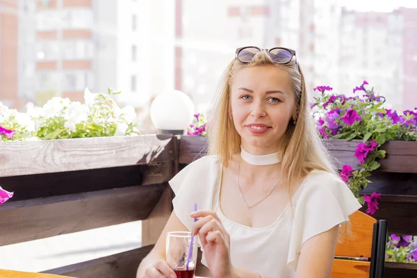 Sarışın bir kadın içki smoothies.