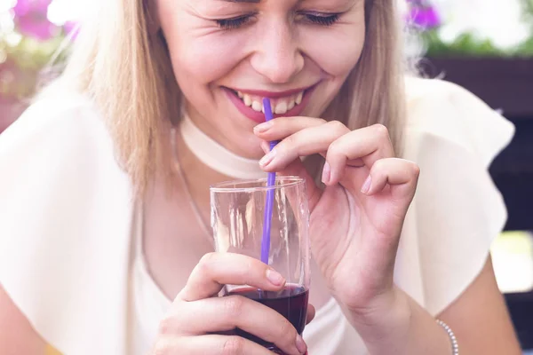 Blonde vrouw drinken smoothies. — Stockfoto