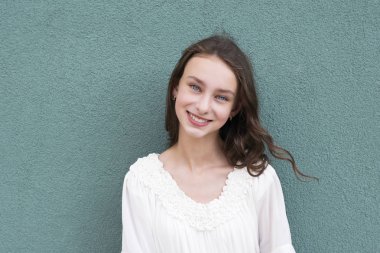 Çekici gülümseme ile güzel kız