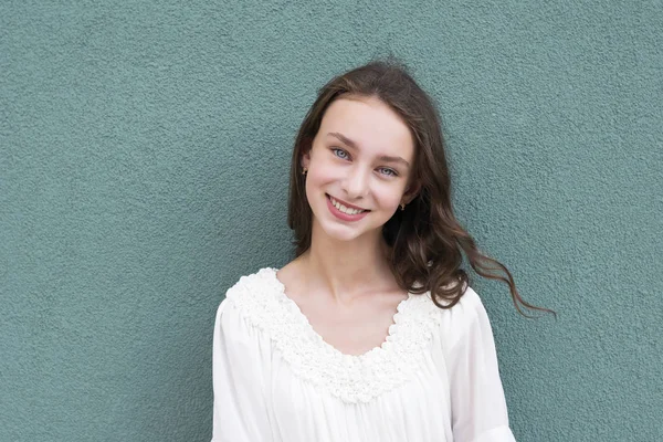Çekici gülümseme ile güzel kız