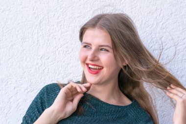 Muhteşem gülümseme ile güzel kız