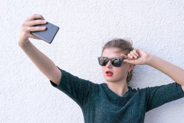 Yeşil rahat kazaklı zarif Bayan