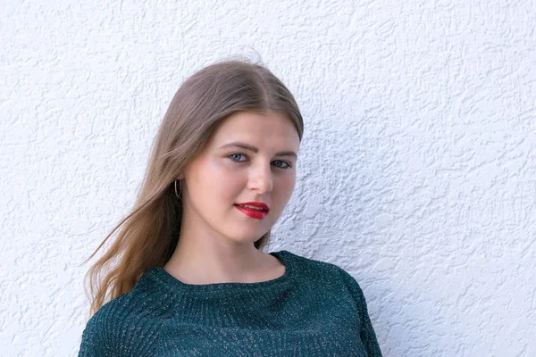 Menina com olhar doce e sorriso gentil — Fotografia de Stock