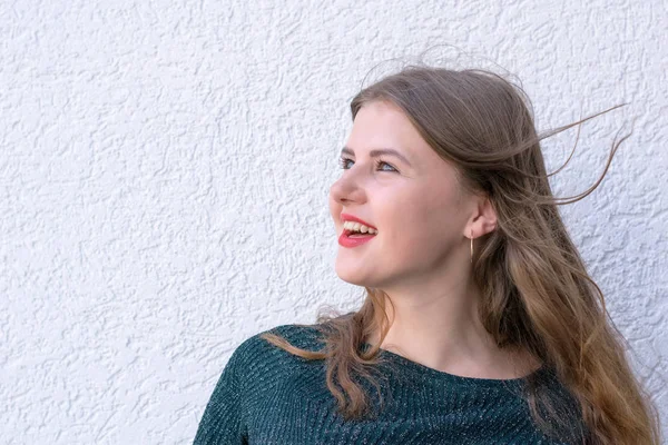 Gülen kız heyecanlı