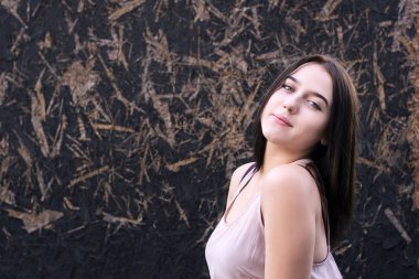 Kız güzel bir görünüm ayakta duvara ile