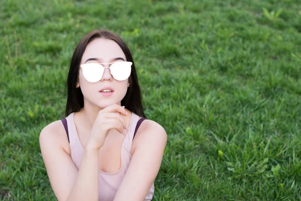 Elegante Dame genießt schöne Zeit im Park — Stockfoto