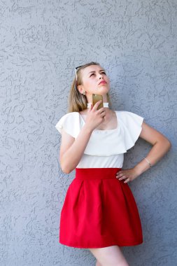 Güzel kırmızı etek çekici Bayan