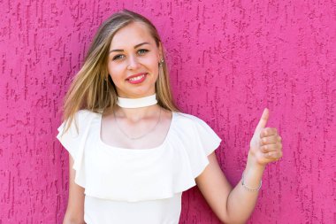 heyecanlı kız kameraya bakıyor