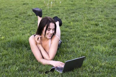 Esmer kadın parkta iyi vakit geçiriyor