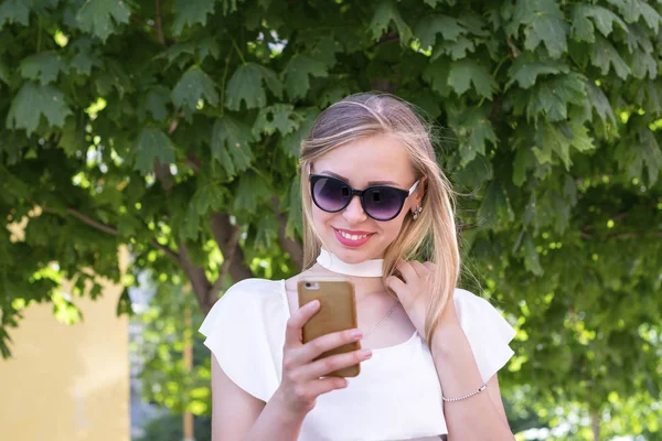 Lieve dame met groene bomen achter — Stockfoto