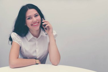 Mutlu gülümseyen kadın ile smartphone