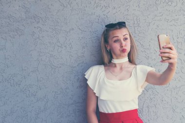 Komik sarışın Smartphone ile poz