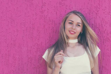 Hassas makyaj ile gülümseyen güzel kadın