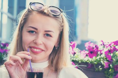 Sevimli genç kadın güzel özellikleri ile