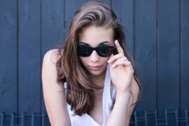 İle sağlıklı koyu saç modeli