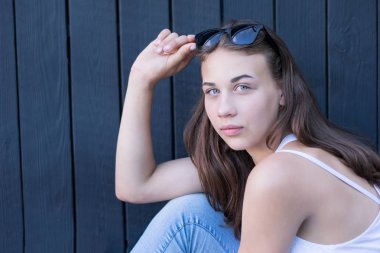 Çekici güzel gözlük modeliyle