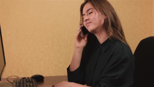 Νεαρός επιχειρηματίας χρησιμοποιώντας και μιλάμε smartphone στο γραφείο — Αρχείο Βίντεο