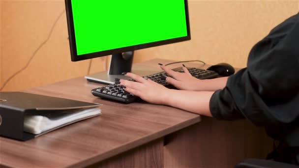 Bilgisayar klavye üzerinde tipik bir kadın. Yeşil monitör ekran. — Stok video