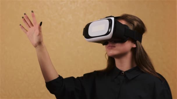 Hermosa mujer toque algo usando gafas de realidad virtual moderna — Vídeos de Stock