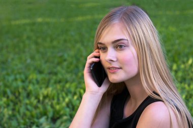 Doğal makyaj ile çarpıcı modeli