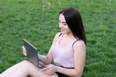 Sevimli kız güzel yalnız vakit