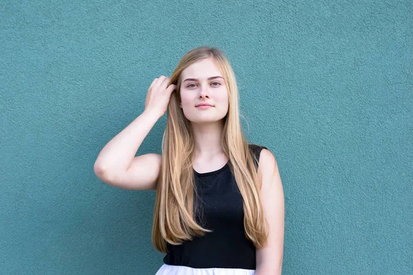 Çekici iyi giyimli modeli