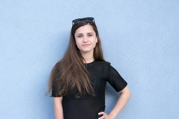 Senhora elegante gentilmente sorrindo para a câmera — Fotografia de Stock