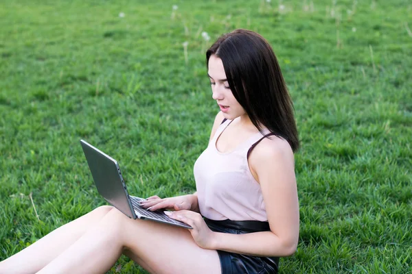 Yakışıklı model üzerinde yeşil glade oturan