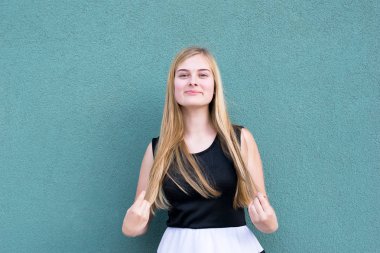 İyi giyimli kız kameraya bakıyor