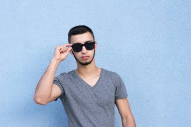 Yakışıklı esmer modeli