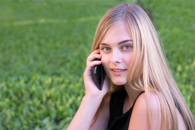 Tatlı gülümseyen kadın