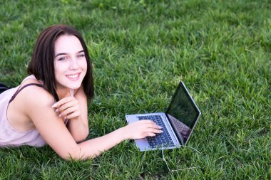 Mutlu sevimli modeli