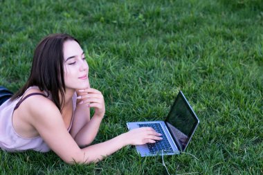 Düşünceli modeli defter ile dinlenme