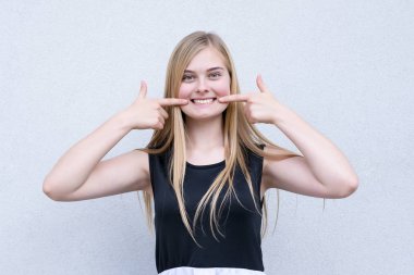 Kaygısız sarışın model