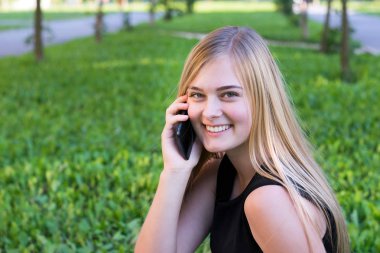 Neşeli gülümseyen modeli