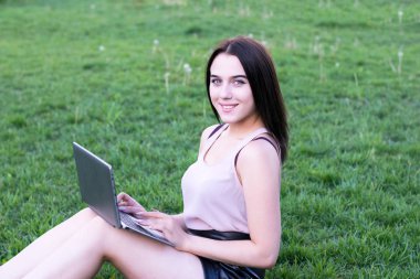 İyi giyimli neşeli bayan