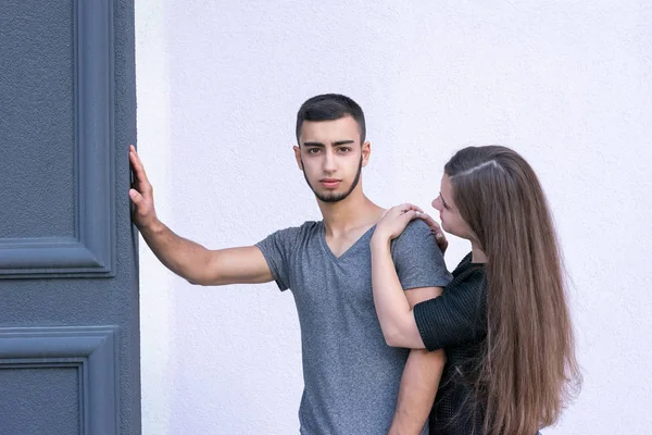 Dois amantes adoráveis posando — Fotografia de Stock