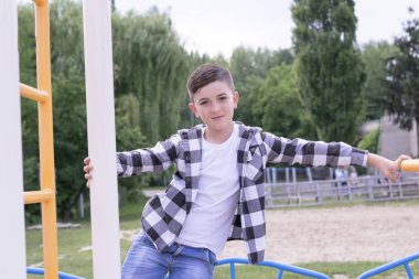 Genç adam açık havada serbest zaman harcama