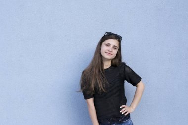 Glamour bayan el kalça ile ayakta