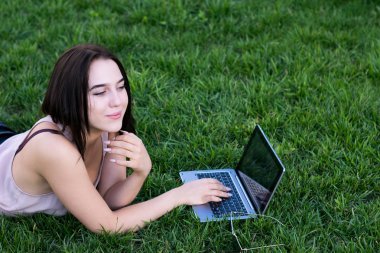 İyi vakit geçiriyor kaygısız modeli