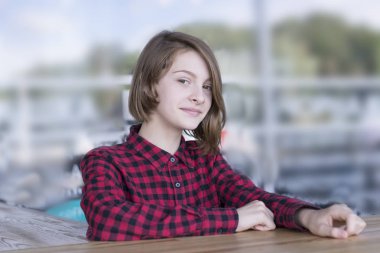 Çekici kız parlak ekose gömlekli